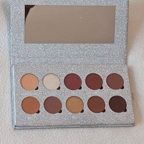 Makeup Revolution Other - 🎉HP🎉BE OBSESSED WITH Eyeshadow Palette Makeup Obsession